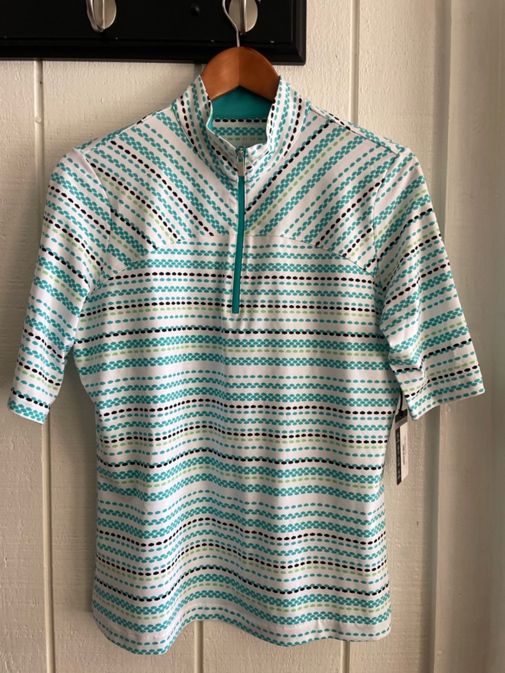 TAIL Tranquil Bay Mock Neck Half Sleeve Zip Top - L